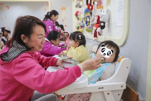 不管是被收养了的，还是在养护中心的，希望每一个孩子都能幸福、健康的度过每一天