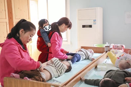 我希望那些被我照顾过的孩子能够健康、快乐地成长，以后对社会有更好的报答