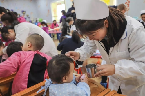 这几年，孩子们教会了我很多东西，尤其教会我爱，让我觉得特别温暖。希望这些孩子得到更多的关爱，在今后的人生道路上都是被爱包围着